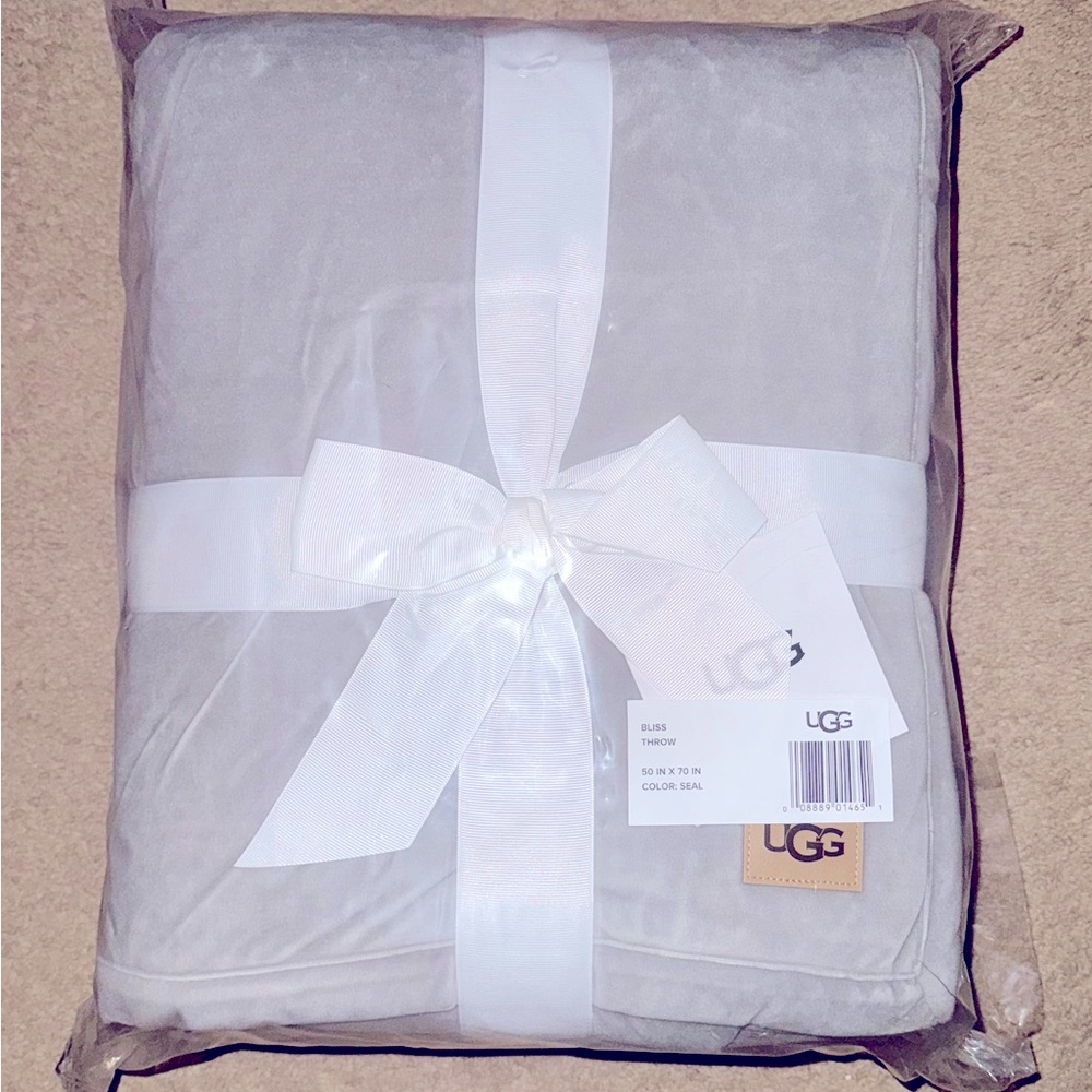 NWT UGG BLISS SHERPA THROW, 50 x 70, SEAL SILVER Colored